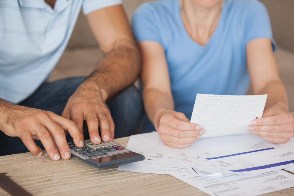 Pareja revisando facturas y microcréditos acumulados